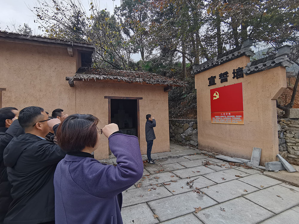 屯溪城建投公司黨支部開展“走進(jìn)紅色記憶、傳承初心使命”主題黨日活動(dòng)