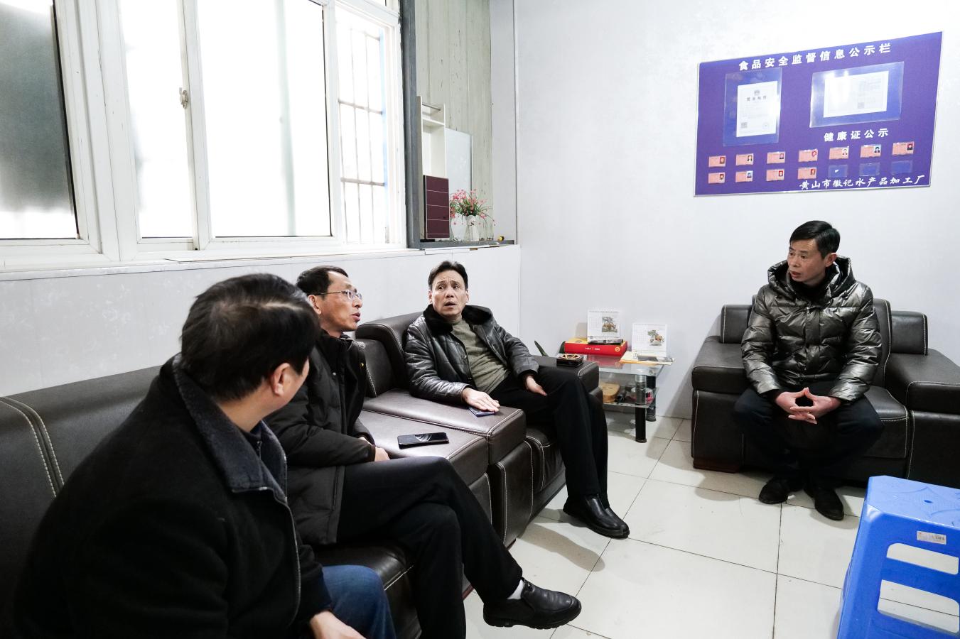 “一改兩為五做到 深走實(shí)訪(fǎng)解企憂(yōu)”屯溪區(qū)國(guó)投集團(tuán)開(kāi)展二月主題黨日活動(dòng)