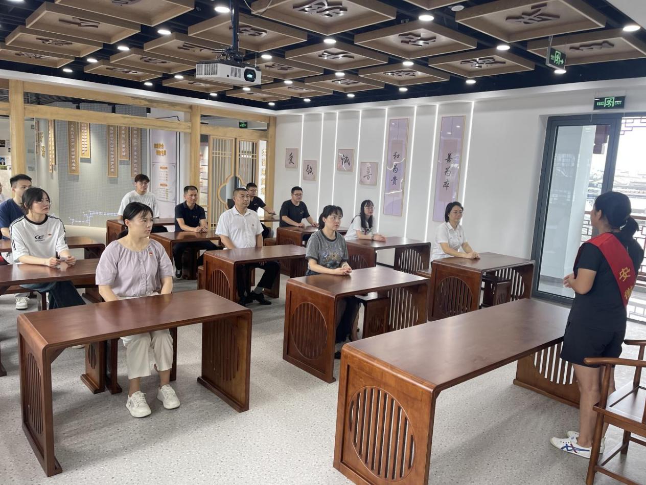 見賢思齊學(xué)楷模，崇德向善做好人——區(qū)國投集團(tuán)黨委開展8月份主題黨日活動(dòng)